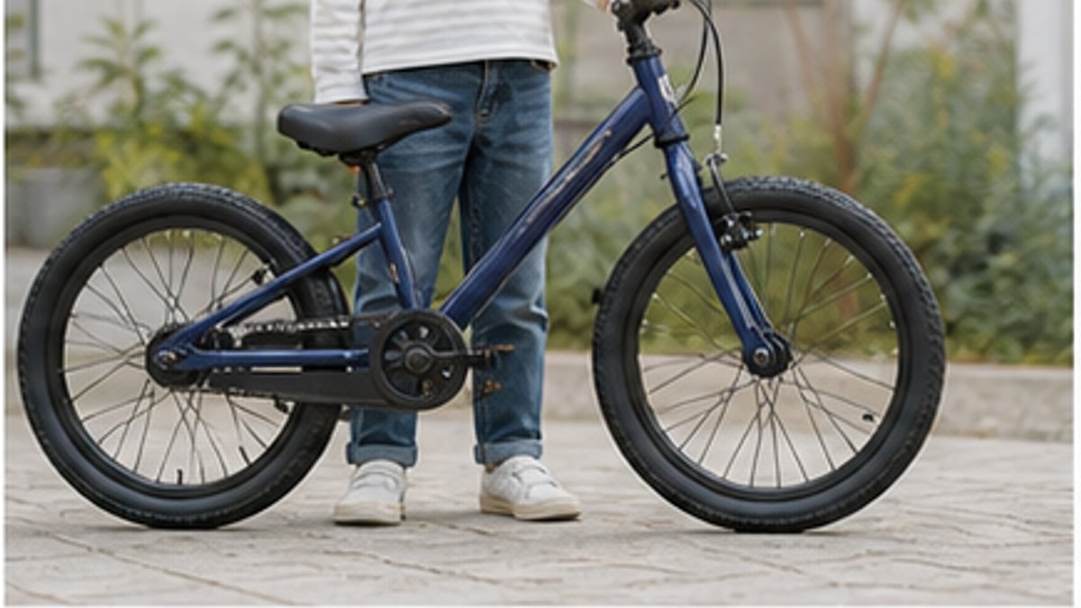 子どもの身長に合う自転車サイズを確認する様子