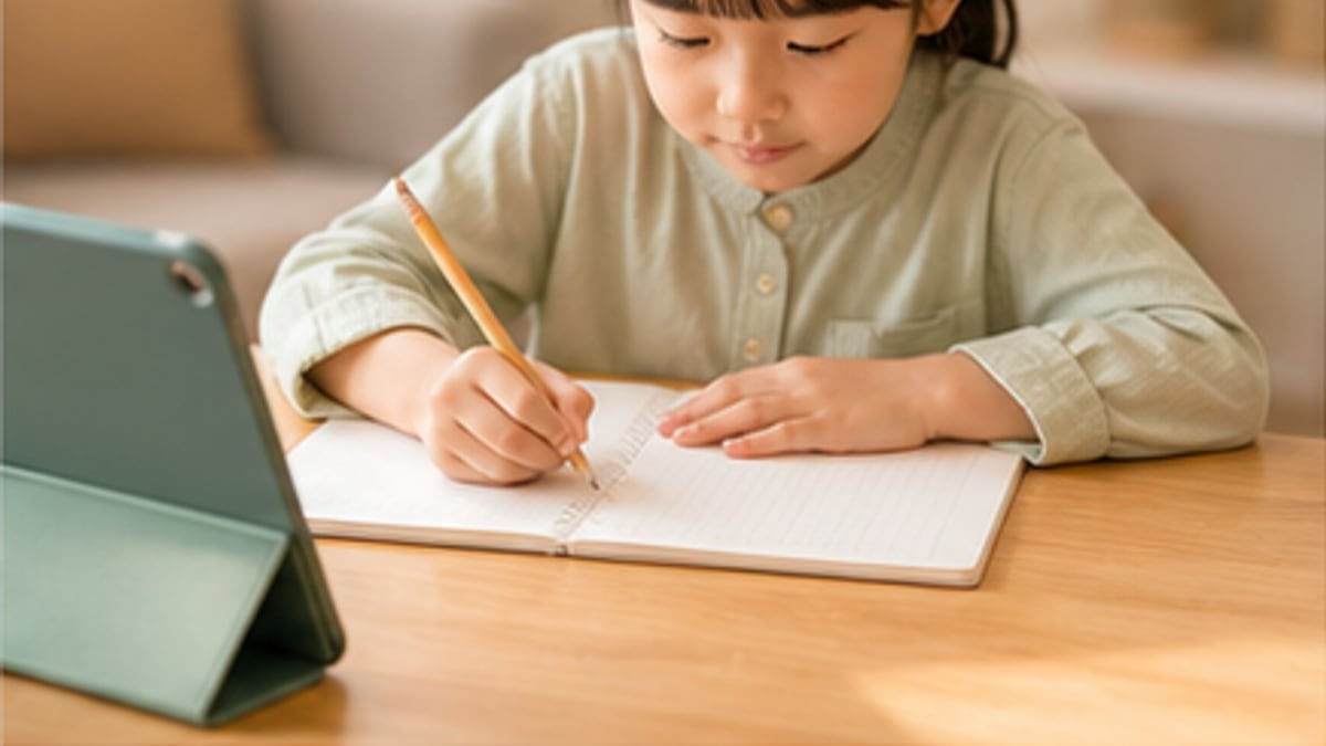 7歳の子どもがタブレット学習を続ける様子